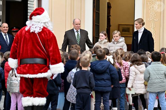 Le prince Albert II de Monaco, la princesse Charlene et leurs enfants la princesse Gabriella et le prince héréditaire Jacques ont accueilli les enfants monégasque pour le traditionnel arbre de Noël du Palais à Monaco, le 17 décembre 2025.© Bruno Bebert/Bestimage