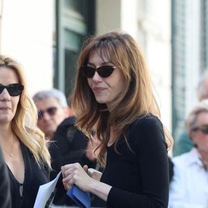 Doria Tillier - Arrivées aux obsèques de Nadia Farès en l'église Saint-Jean-de-Montmartre à Paris, le 24 avril 2026. N.Farès est décédée le 17 avril 2026 quelques jours après un "incident cardiaque" survenu le 12 avril 2026 dans la piscine du complexe sportif, Blanche (9ème).