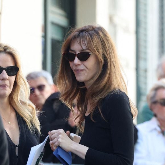 Doria Tillier - Arrivées aux obsèques de Nadia Farès en l'église Saint-Jean-de-Montmartre à Paris, le 24 avril 2026. N.Farès est décédée le 17 avril 2026 quelques jours après un "incident cardiaque" survenu le 12 avril 2026 dans la piscine du complexe sportif, Blanche (9ème).