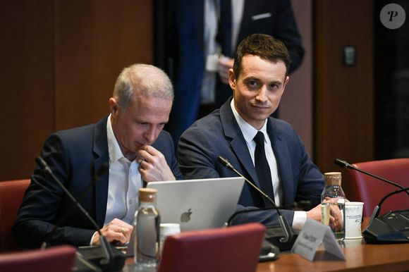 Le présentateur et producteur Hugo Clément arrive pour son audition devant la Commission d'enquête sur la neutralité, le fonctionnement et le financement de l'audiovisuel public à l'Assemblée nationale à Paris le 24 février 2026. Photo by Firas Abdullah/ABACAPRESS.COM