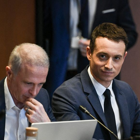 Le présentateur et producteur Hugo Clément arrive pour son audition devant la Commission d'enquête sur la neutralité, le fonctionnement et le financement de l'audiovisuel public à l'Assemblée nationale à Paris le 24 février 2026. Photo by Firas Abdullah/ABACAPRESS.COM