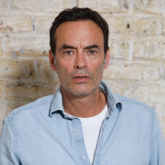 Exclusif - Anthony Delon en prise de vue studio en marge du tournage du clip "Je garde le sourire !" de l'association Laurette Fugain dans les Studios de l'Usine à Paris, France, le 19 septembre 2024. © Christophe Clovis/Bestimage