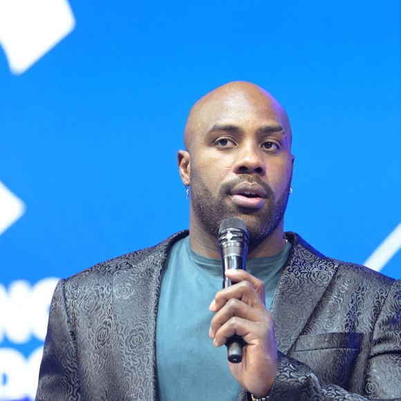 Fini les combats pour les prochaines semaines, le multiple champion olympique doit lever le pied pour des raisons de santé.

Exclusif - Teddy Riner - Soirée de remerciement de Teddy Riner à la Maison du judo à Montrouge, le 29 novembre 2024. 
© Rachid Bellak / Bestimage