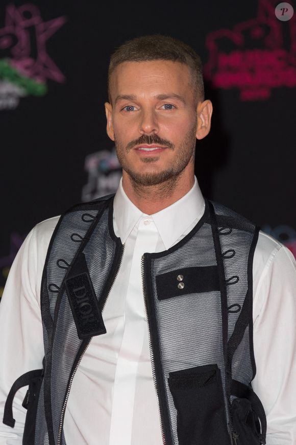 Malgré tout, le chanteur garde le cap et assure son concert…

Matt Pokora arrivant à la 21e cérémonie des NRJ Music Awards qui s'est tenue au Palais des Festivals de Cannes, en France, le 9 novembre 2019. Photo by Nicolas Genin/Abacapress.com
