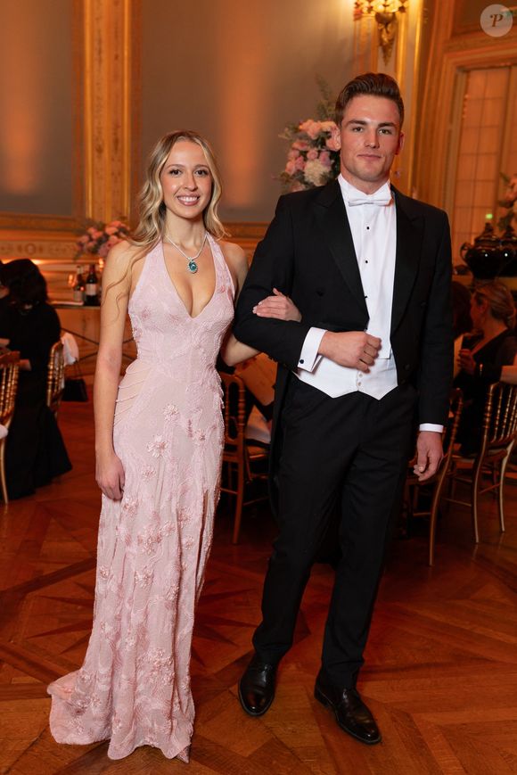 Exclusif - Ruby Kemper (robe Chrome Hearts ) et son cavalier Gabriel Gledhill - Défilé au Bal 2025 des débutantes à l’hôtel Shangri-La Paris le 29 novembre 2025. Le Bal / Moreau / Borde / Bestimage