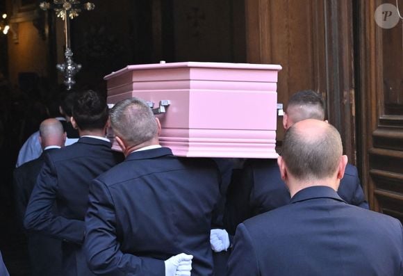 La cérémonie s’est tenue à la cathédrale Sainte-Réparate.

Obsèques de Loana Petrucciani en la cathédrale Sainte-Réparate à Nice. L'ancienne star de téléréalité a été retrouvée morte dans son appartement niçois par les autorités. © Bruno Bebert/Bestimage