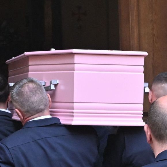 La cérémonie s’est tenue à la cathédrale Sainte-Réparate.

Obsèques de Loana Petrucciani en la cathédrale Sainte-Réparate à Nice. L'ancienne star de téléréalité a été retrouvée morte dans son appartement niçois par les autorités. © Bruno Bebert/Bestimage