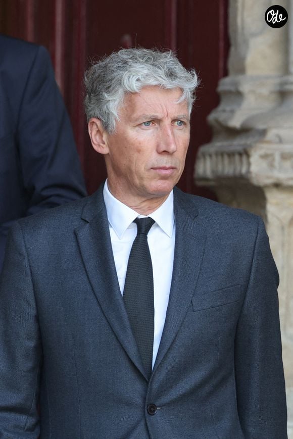 Peu d’informations avaient filtré avant le jour J, le couple ayant fait le choix de la discrétion malgré la célébrité du père du marié, Stéphane Courbit, figure connue du monde des affaires et des médias.

Stéphane Courbit - Sorties des obsèques de Philippe Labro en l'église de Saint-Germain-des-Prés à Paris le 13 juin 2025. © Dominique Jacovides - Christophe Clovis / Bestimage