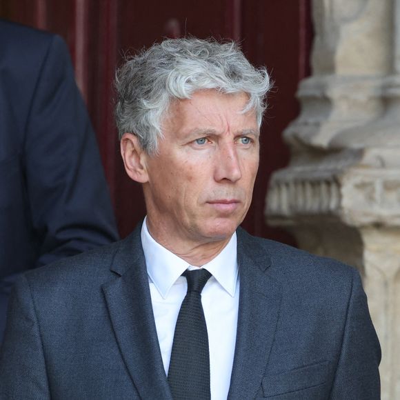 Peu d’informations avaient filtré avant le jour J, le couple ayant fait le choix de la discrétion malgré la célébrité du père du marié, Stéphane Courbit, figure connue du monde des affaires et des médias.

Stéphane Courbit - Sorties des obsèques de Philippe Labro en l'église de Saint-Germain-des-Prés à Paris le 13 juin 2025. © Dominique Jacovides - Christophe Clovis / Bestimage
