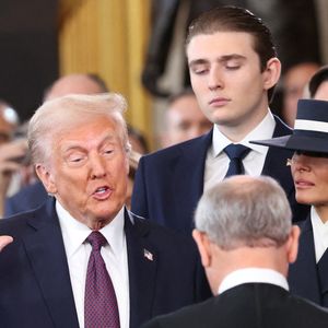Le président américain Donald Trump prête serment sous le regard de Barron Trump et Melania Trump le jour de son investiture présidentielle à la Rotonde du Capitole à Washington, États-Unis, le 20 janvier 2025. Photo by Kevin Lamarque/Pool/CNP/ABACAPRESS.COM