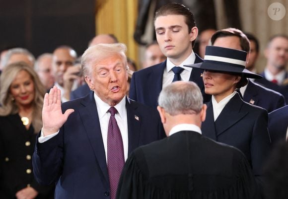 Le président américain Donald Trump prête serment sous le regard de Barron Trump et Melania Trump le jour de son investiture présidentielle à la Rotonde du Capitole à Washington, États-Unis, le 20 janvier 2025. Photo by Kevin Lamarque/Pool/CNP/ABACAPRESS.COM