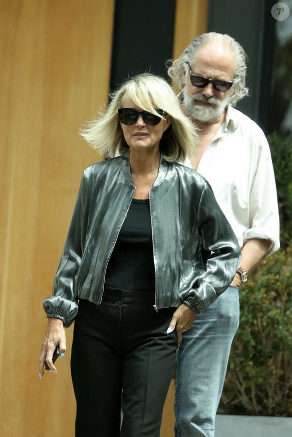 Exclusif - Laeticia Hallyday garde le moral avec la visite d'amis dans sa villa de Pacific Palisades à Los Angeles le 15 septembre 2023.  Bestimage