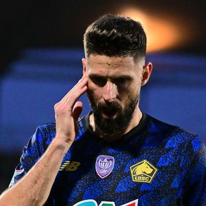 Olivier Giroud ( 9 - Lille ) blessé lors du match de Coupe de France entre l'US Lusitanos Saint Maur et Lille OSC au Stade Duvauchelle le 20 décembre 2025 à Créteil, France.  
Federico Pestellini/PsnewZ/Bestimage
