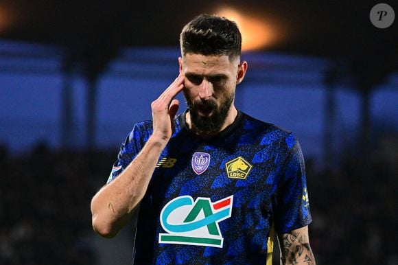 Olivier Giroud ( 9 - Lille ) blessé lors du match de Coupe de France entre l'US Lusitanos Saint Maur et Lille OSC au Stade Duvauchelle le 20 décembre 2025 à Créteil, France.  
Federico Pestellini/PsnewZ/Bestimage