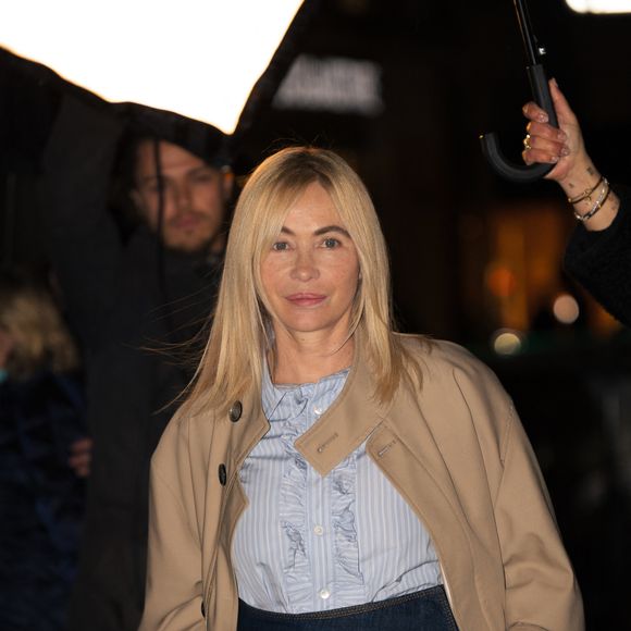 A l'occasion de cette actualité, Emmanuelle Béart s’exprime dans "Paris Match" sur la précarité du cinéma actuel et les cachets très faibles.

Emmanuelle Béart au défilé AMI "Collection Homme Prêt-à-Porter Automne/Hiver 2026-2027" lors de la Fashion Week de Paris (PFW) le 21 janvier 2026.

© Florian Lavielle / Bestimage