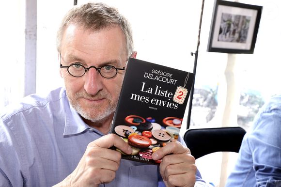 Plus discret que certains de ses confrères auteurs, l'homme de 64 ans se confie toutefois comme rarement il l'a fait, dans son dernier livre, "Polaroïds du frère", paru aux éditions Albin Michel.

Exclusif - Gregoire Delacourt - Première édition du salon du livre de Saint-Germain-des-Prés à Paris le 30 juin 2024. CEDRIC PERRIN / BESTIMAGE