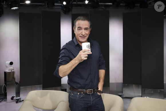 Exclusif - Jean Dujardin, sur le plateau de Clique présenté par M.Achour, et diffusé sur Canal + le 27 octobre 2025, à Paris, France, le 21 octobre 2025. © Jack Tribeca/Bestimage