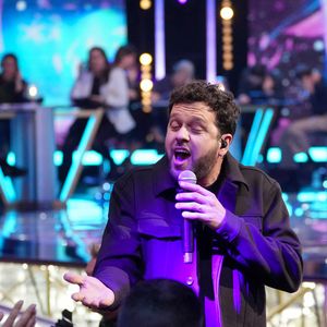 Claudio Capéo lors de la deuxième soirée de la 39ème édition du Téléthon sur France 2 aux Studios du Lendit à Saint-Denis, France, le 6 décembre 2025. Les trente heures du Téléthon 2025 s'achèvent sur un compteur de 83,5 millions d'euros. © Anne-Sophie Guebey/Bestimage