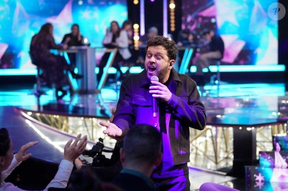Claudio Capéo lors de la deuxième soirée de la 39ème édition du Téléthon sur France 2 aux Studios du Lendit à Saint-Denis, France, le 6 décembre 2025. Les trente heures du Téléthon 2025 s'achèvent sur un compteur de 83,5 millions d'euros. © Anne-Sophie Guebey/Bestimage