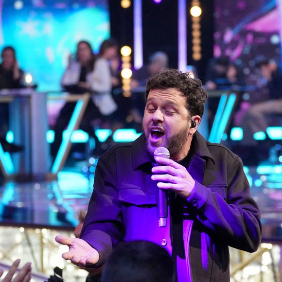 Claudio Capéo lors de la deuxième soirée de la 39ème édition du Téléthon sur France 2 aux Studios du Lendit à Saint-Denis, France, le 6 décembre 2025. Les trente heures du Téléthon 2025 s'achèvent sur un compteur de 83,5 millions d'euros. © Anne-Sophie Guebey/Bestimage