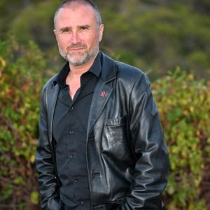 Exclusif - Alexandre Brasseur lors de la soirée de clôture de la troisième édition des Théâtrales d'Eze à l'oppidum du Col d'Eze, le 5 août 2025. 
C'est la pièce de Josiane Balasko, Un cri d'Amour qui a été jouée lors de cette 5eme soirée avec Alexandre Brasseur, Catherine Marchal, Jean Marie Lhomme et Fred Nony.
A travers des pièces, des mises en scènes, des auteurs, des artistes, les Théâtrales d’Eze ont pour ambition de célébrer les talents du monde du théâtre du 1 au 5 août 2025 avec comme parrain d'honneur l'homme de théâtre, Francis Huster et pour cette troisième édition Pierre Arditi comme parrain. Le public, attendu sur l'espace en plein air de l'oppidum du Col d'Eze, pourra voir ou revoir 5 pièces "L'ami du Président", "Pierre Arditi lit ce qu'il aime", "Le Schpountz", "Les marchands d'étoiles" et "Un grand cri d'amour" avec Davy Sardou, Pierre Arditi, Eric Collado, Alexandre Brasseur, Catherine Marchal et bien d'autres... David Brécourt, le directeur artistique du Festival, n'a pas choisi Eze par hasard, il entretient un lien particulier avec cette municipalité depuis plus de 30 ans. Sa fille ainée, Manon, y habite, et son grand père n'est autre que l'immense acteur comique Francis Blanche, qui a vécu à Eze et qui maintenant repose dans le cimetière municipale. David Brécourt a eu comme compagne à 18 ans, Dominique Blanche, la fille du comique. Ce festival voulu par le maire Stéphane Cherki, est aussi une façon de rendre hommage à Francis Blanche, qui fut l’âme comique du village. © Bruno Bebert / Bestimage