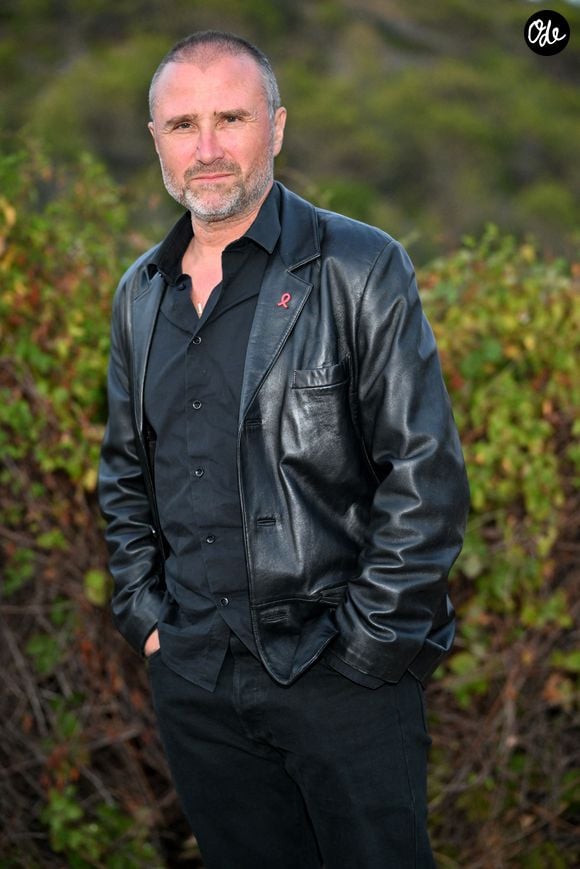 Exclusif - Alexandre Brasseur lors de la soirée de clôture de la troisième édition des Théâtrales d'Eze à l'oppidum du Col d'Eze, le 5 août 2025. 
C'est la pièce de Josiane Balasko, Un cri d'Amour qui a été jouée lors de cette 5eme soirée avec Alexandre Brasseur, Catherine Marchal, Jean Marie Lhomme et Fred Nony.
A travers des pièces, des mises en scènes, des auteurs, des artistes, les Théâtrales d’Eze ont pour ambition de célébrer les talents du monde du théâtre du 1 au 5 août 2025 avec comme parrain d'honneur l'homme de théâtre, Francis Huster et pour cette troisième édition Pierre Arditi comme parrain. Le public, attendu sur l'espace en plein air de l'oppidum du Col d'Eze, pourra voir ou revoir 5 pièces "L'ami du Président", "Pierre Arditi lit ce qu'il aime", "Le Schpountz", "Les marchands d'étoiles" et "Un grand cri d'amour" avec Davy Sardou, Pierre Arditi, Eric Collado, Alexandre Brasseur, Catherine Marchal et bien d'autres... David Brécourt, le directeur artistique du Festival, n'a pas choisi Eze par hasard, il entretient un lien particulier avec cette municipalité depuis plus de 30 ans. Sa fille ainée, Manon, y habite, et son grand père n'est autre que l'immense acteur comique Francis Blanche, qui a vécu à Eze et qui maintenant repose dans le cimetière municipale. David Brécourt a eu comme compagne à 18 ans, Dominique Blanche, la fille du comique. Ce festival voulu par le maire Stéphane Cherki, est aussi une façon de rendre hommage à Francis Blanche, qui fut l’âme comique du village. © Bruno Bebert / Bestimage