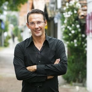 Julien Courbet, présentateur de télévision et de radio, pose pour notre photographe pendant ses vacances au Cap Ferret, France, le 2 août 2008. Photo par Patrick Bernard/Abaca