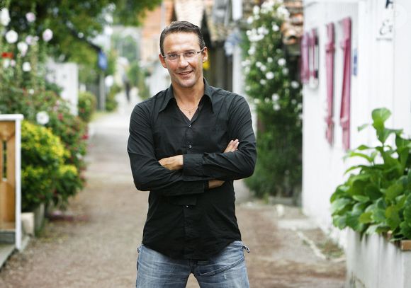 Julien Courbet, présentateur de télévision et de radio, pose pour notre photographe pendant ses vacances au Cap Ferret, France, le 2 août 2008. Photo par Patrick Bernard/Abaca