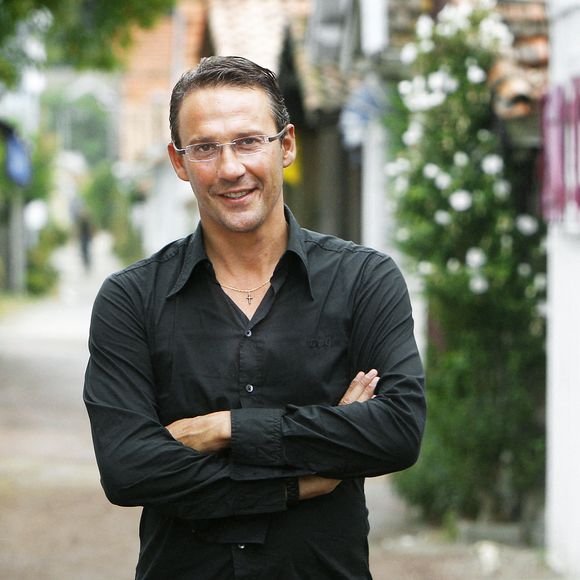 Julien Courbet, présentateur de télévision et de radio, pose pour notre photographe pendant ses vacances au Cap Ferret, France, le 2 août 2008. Photo par Patrick Bernard/Abaca