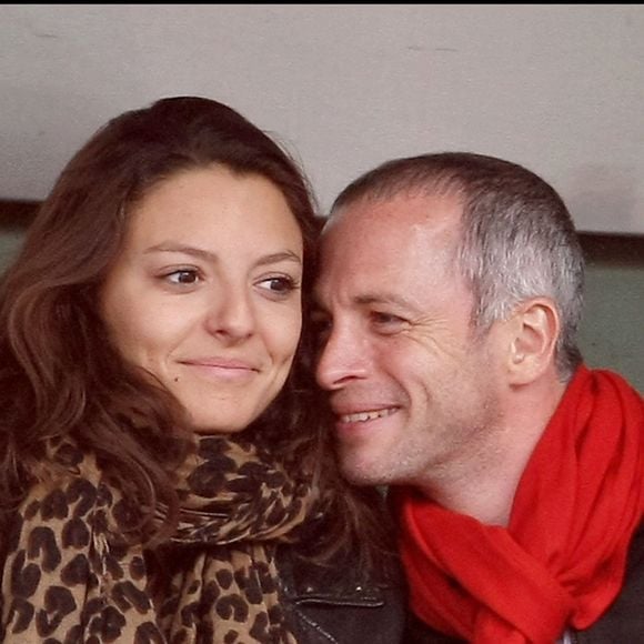 Le couple a deux garçons : Malo né en 2016 et Solal né en 2020.

Samuel Etienne et sa femme Helen - 7e journée du tournoi des internationaux de France de Roland-Garros en 2010  RINDOFF-MOREAU / BESTIMAGE