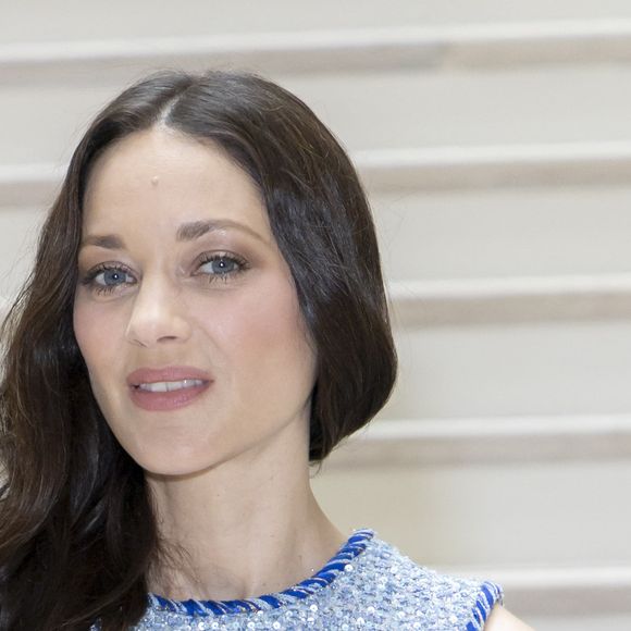 En mission avec Greenpeace, elle s’était enregistrée chaque soir pour lui lire un chapitre. 

Marion Cotillard au défilé Chanel 2 "Collection Haute Couture Automne/Hiver 2025-2026" lors de la Fashion Week de Paris, le 8 juillet 2025.

© Olivier Borde / Bestimage