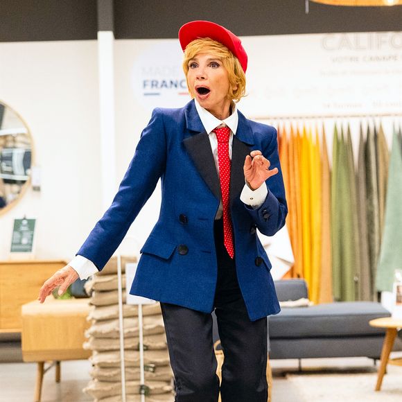 Exclusif - Victoria Abril lors du tournage de l'émission "Panique au grand magasin" diffusée le 15 décembre 2025 sur TF1. © Cyril Moreau/Bestimage