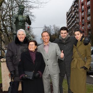 Jean-Claude Van Damme pose avec ses parents Eugène Van Varenbergh et Eliana Van Varenbergh et ses enfants Bianca Bree et Kristopher Van Varenberg à Bruxelles, le 15 décembre 2017.