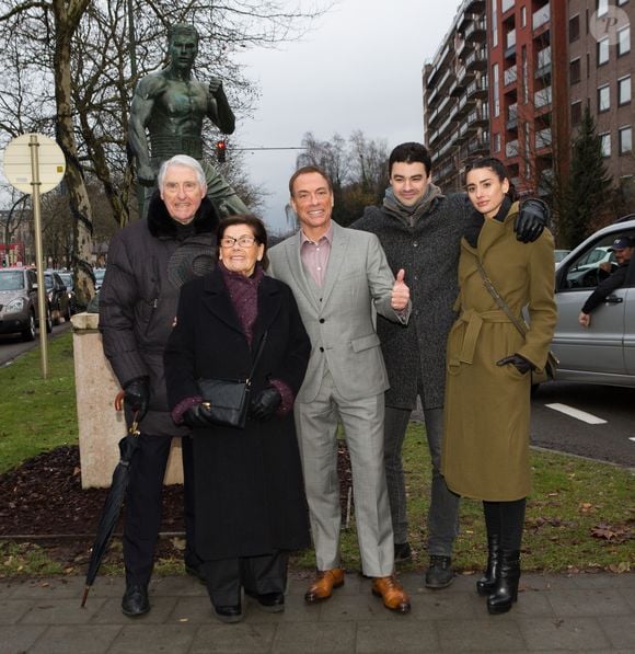 Jean-Claude Van Damme pose avec ses parents Eugène Van Varenbergh et Eliana Van Varenbergh et ses enfants Bianca Bree et Kristopher Van Varenberg à Bruxelles, le 15 décembre 2017.