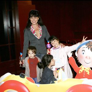 Lio et son fils Diego, ses filles Garance et Léa à la première du spectacle pour enfants "Oui oui au Casino de Paris le 28 octobre 2006. © COADIC GUIREC / BESTIMAGE