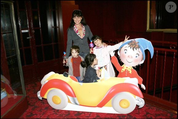 Lio et son fils Diego, ses filles Garance et Léa à la première du spectacle pour enfants "Oui oui au Casino de Paris le 28 octobre 2006. © COADIC GUIREC / BESTIMAGE