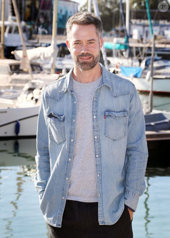 Et ce dernier a tout plaqué pour une retraite spirituelle sur le chemin de Compostelle.

Emmanuel Moire au photocall de la série "Demain nous appartient" lors de la 24ème édition du Festival de la Fiction TV de La Rochelle, France, le 17 septembre 2022. © Patrick bernard/Bestimage