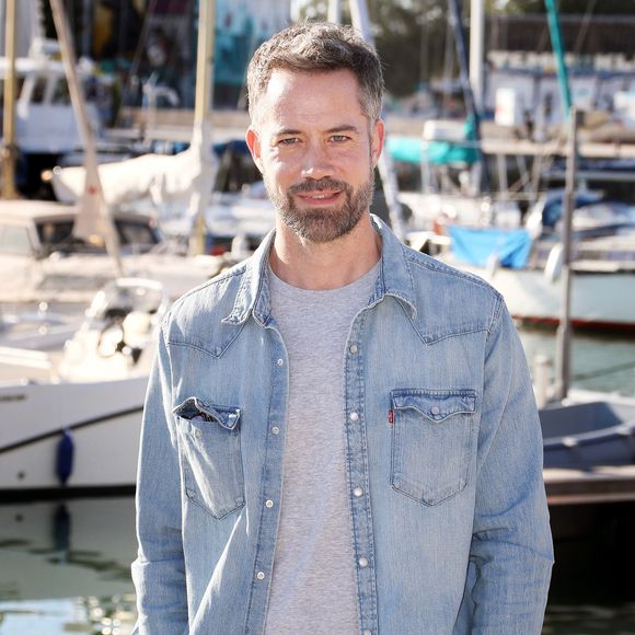 Et ce dernier a tout plaqué pour une retraite spirituelle sur le chemin de Compostelle.

Emmanuel Moire au photocall de la série "Demain nous appartient" lors de la 24ème édition du Festival de la Fiction TV de La Rochelle, France, le 17 septembre 2022. © Patrick bernard/Bestimage