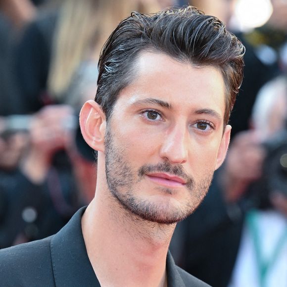 A 37 ans, Pierre Niney est devenu un visage incontournable du cinéma français...

Pierre Niney lors de la projection du film 'Le Comte De Monte-Cristo' et du tapis rouge au Palais des Festivals à Cannes, France, dans le cadre du 77ème Festival de Cannes. Photo par Nicolas Genin/Abaca