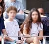 Leur apparition a été remarquée dans les tribunes, où père et fille ont partagé un rare moment de complicité en public.
Guillaume Canet, son fils Marcel, Gilles Lellouche et sa fille, Ava, en tribunes lors de la finale messieurs des Internationaux de France de Tennis de Roland Garros 2025 à Paris, France, le 8 juin 2025. © Cyril Moreau/Bestimage