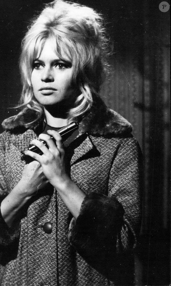 "La petite sœur de B.B., Mijanou, âgée de 88 ans, ne devrait pas faire le déplacement depuis Los Angeles, où elle réside depuis très longtemps."

Le 11 août 1960 - B/B. : Elle a tué son solitaire.. : Dans le film ''La verite'' (réalisateur Clouzot) en cours de tournage dans un studio parisien, Brigitte Bardot joue pour la première fois un rôle vraiment dramatique.  (Crédit photo : Keystone USA Collection / Bestimage)