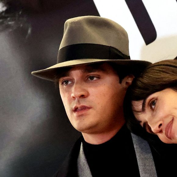 Exclusif - Alain-Fabien Delon et sa compagne Laura Bensadoun au photocall de la soirée Ciné-concert symphonique "Alain Delon, le dernier Samouraï" au Palais des congrès à Paris le 8 novembre 2024 le jour de son anniversaire.

© Jacovides / Moreau / Bestimage