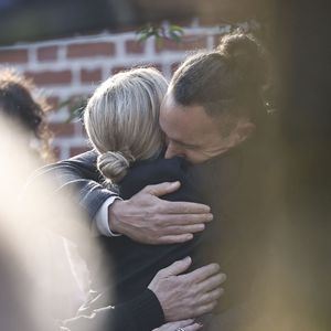 Depuis l’annonce de sa mort, de nombreux hommages ont eu lieu, avec une messe célébrée le 23 mars à l’église Sainte-Anne de Polangis, à Joinville-le-Pont.

Audrey Salomone - Arrivées aux obsèques de Bruno Salomone en l'église Sainte-Anne de Polangis de Joinville-le-Pont (Val-de-Marne) le 23 mars 2026. © Cyril Moreau Dominique Jacovides / Bestimage