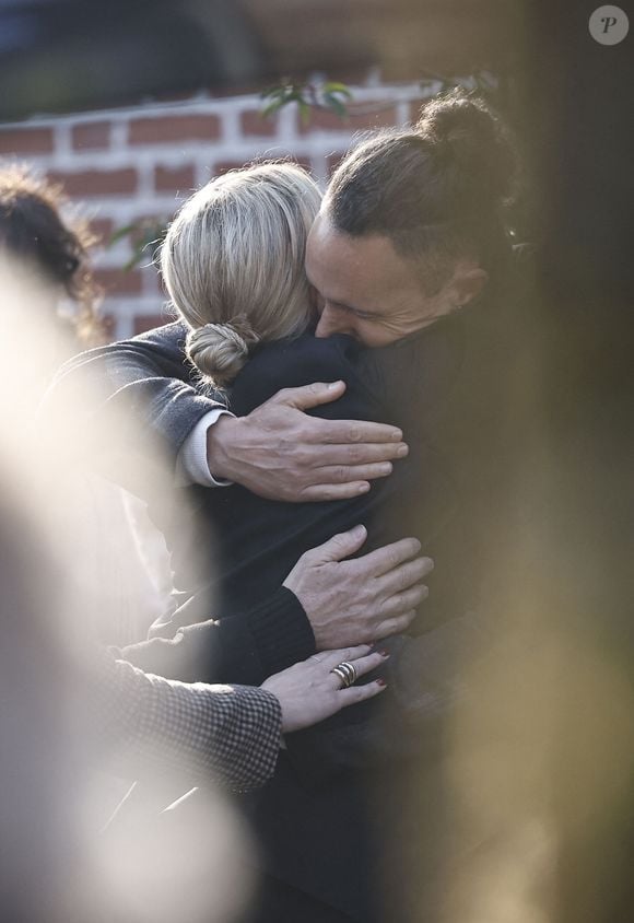 Depuis l’annonce de sa mort, de nombreux hommages ont eu lieu, avec une messe célébrée le 23 mars à l’église Sainte-Anne de Polangis, à Joinville-le-Pont.

Audrey Salomone - Arrivées aux obsèques de Bruno Salomone en l'église Sainte-Anne de Polangis de Joinville-le-Pont (Val-de-Marne) le 23 mars 2026. © Cyril Moreau Dominique Jacovides / Bestimage