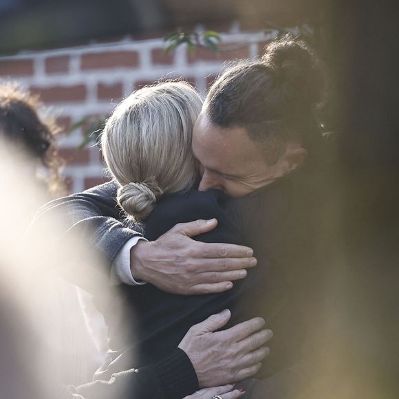 Depuis l’annonce de sa mort, de nombreux hommages ont eu lieu, avec une messe célébrée le 23 mars à l’église Sainte-Anne de Polangis, à Joinville-le-Pont.

Audrey Salomone - Arrivées aux obsèques de Bruno Salomone en l'église Sainte-Anne de Polangis de Joinville-le-Pont (Val-de-Marne) le 23 mars 2026. © Cyril Moreau Dominique Jacovides / Bestimage