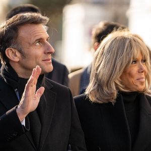 Si Emmanuel Macron arrêtera la politique après 2027 ? Négatif selon Brigitte Macron. "Peut-on vraiment arrêter la politique ? Ceux que je connais n’ont jamais réglé cela dans leur tête", a-t-elle fait remarquer. 

Le président Emmanuel Macron et son épouse Brigitte Macron marchent près de la rue Nicolas Appert lors des commémorations marquant les 10 ans de l'attentat islamiste contre le journal satirique Charlie Hebdo. © Alexis Jumeau/Pool/Bestimage
