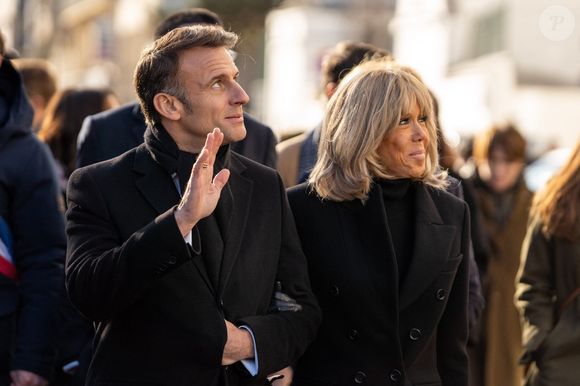 Si Emmanuel Macron arrêtera la politique après 2027 ? Négatif selon Brigitte Macron. "Peut-on vraiment arrêter la politique ? Ceux que je connais n’ont jamais réglé cela dans leur tête", a-t-elle fait remarquer. 

Le président Emmanuel Macron et son épouse Brigitte Macron marchent près de la rue Nicolas Appert lors des commémorations marquant les 10 ans de l'attentat islamiste contre le journal satirique Charlie Hebdo. © Alexis Jumeau/Pool/Bestimage