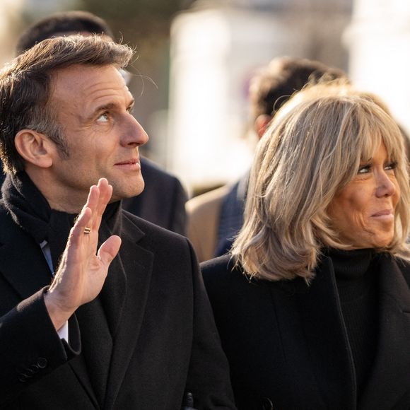 Si Emmanuel Macron arrêtera la politique après 2027 ? Négatif selon Brigitte Macron. "Peut-on vraiment arrêter la politique ? Ceux que je connais n’ont jamais réglé cela dans leur tête", a-t-elle fait remarquer. 

Le président Emmanuel Macron et son épouse Brigitte Macron marchent près de la rue Nicolas Appert lors des commémorations marquant les 10 ans de l'attentat islamiste contre le journal satirique Charlie Hebdo. © Alexis Jumeau/Pool/Bestimage