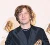 Lors de la 37e cérémonie des Molières, Alex Lutz a remporté un prix pour son spectacle "Sexe, Grog, et Rocking-Chair", mis en scène par son ami Tom Dingler.

Alex Lutz (Molière de l'Humour pour "Sexe, Grog et Rocking Chair" ) - Photocall des lauréats de la 37ème Nuit des Molières aux Folies Bergère à Paris.

© Jack Tribeca / Bestimage