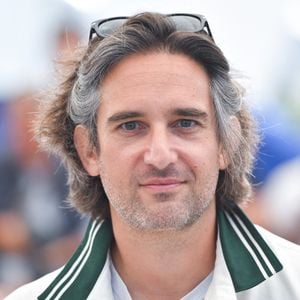 Fils du producteur Jean-Pierre Rassam, c'est également dans la production cinématographique qu'il excelle. On lui doit  "Le Prénom", "Papa ou maman" et plus récemment "Le Comte de Monte-Cristo"

Dimitri Rassam au Photocall 13 Jours 13 Nuits à Cannes, France, le 24 mai 2025 dans le cadre du 78ème Festival de Cannes. Photo par Aurore Marechal/ABACAPRESS.COM